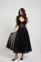 ACQUISTA IL TOTAL LOOK: Blazer nero in cadi, body in pizzo, gonna in tulle e sabot.