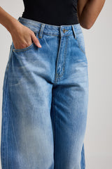 ACQUISTA IL TOTAL LOOK: Giacca in pelle, camicia in chiffon e denim balloon