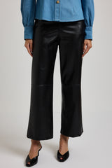 ACQUISTA IL TOTAL LOOK: Blazer nero in cadi, body giallo in chiffon, pantalone nero in ecopelle e sabot