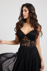 ACQUISTA IL TOTAL LOOK: Blazer nero in cadi, body in pizzo, gonna in tulle e sabot.