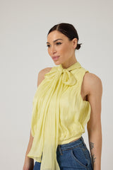 ACQUISTA IL TOTAL LOOK: Blazer nero in cadi, body giallo in chiffon, pantalone nero in ecopelle e sabot