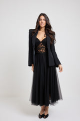ACQUISTA IL TOTAL LOOK: Blazer nero in cadi, body in pizzo, gonna in tulle e sabot.